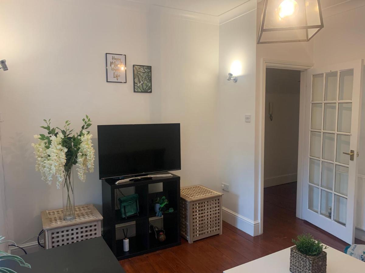 Unique 2 Bedroom Apartment In London/ Excel / Olympic City Close To Central Line Tube Station With Gated Parking Space Exteriér fotografie